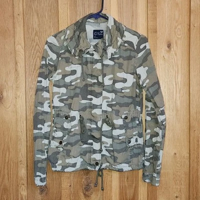 Chaqueta Ligera American Eagle Outfitters Camuflaje Cordón, Pequeña, Verde Foto 1 de 4