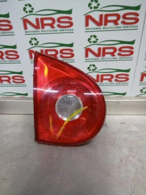 VOLKSWAGEN GOLF FSI 2003-2008 LUZ TRASERA/TRASERA EN EL PORTÓN TRASERO (LADO DEL PASAJERO) Foto 1 de 2