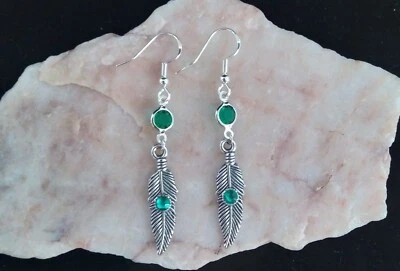 Tibetan Silver Feather, Green Diamante Bead , 925 Silver Hook Earrings.Handmade. Foto 1 de 4