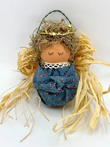 Hecho a mano adorno de ángel de rafia cabeza de madera azul vestido floral Navidad 4" - Imagen 1 de 6