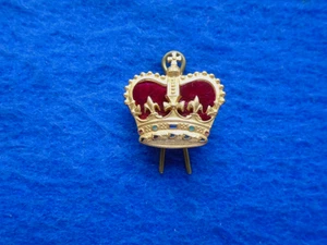 ERII BRITISH MILITARY OFFICERS GILT & ENAMEL RANK CROWN + CLOTH & PIN - Picture 1 of 2