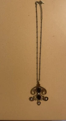 COLLAR COLGANTE JOYA COMO NUEVO**TONO LATÓN**CUENTAS MORADAS**CADENA 17” Foto 1 de 3