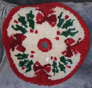 Vintage Christmas Tree Skirt Handmade Latch Hook Rug 33" Diameter - Picture 1 of 9