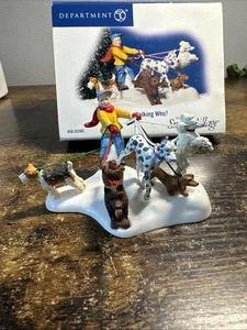 Departamento 56 Christmas Snow Village "¿Quién camina quién?" Estatuilla paseador de perros - Imagen 1 de 13