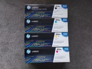 ZESTAW TONERÓW HP 304A CZARNY CC530A, CYJAN CC531A, ŻÓŁTY CC532A I MAGENTA CC533A. NOWY - Zdjęcie 1 z 7