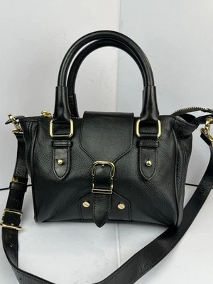 Bolso de mano Kenneth Cole de cuero granulado negro con herrajes dorados y correa Foto 1 de 4