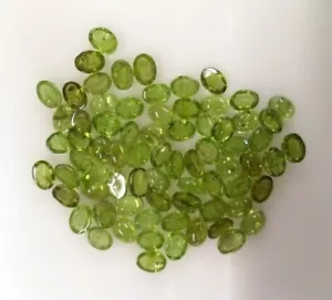 50 QUILATES COMPLETOS DE 6 x 4 MM CABUJONES DE PERIDOTO OVALADO GRADO COMERCIAL - Imagen 1 de 1