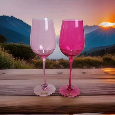 🌸Juego de copas de vino magenta y rosa de 17,5 oz cristalería dragón x Barbie nueva caja abierta Foto 1 de 4