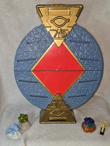 Mini figura de acción Kazuki Takahashi YU-GI-OH 1996 estuche Battle Arena Yugioh Duel - Imagen 1 de 6