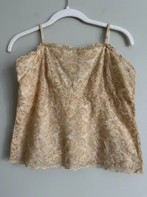 NEW YORK & COMPANY Camiseta sin mangas y2k dorada metalizada encaje floral, festival; talla grande Foto 1 de 3