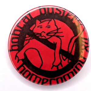 Botón Pinback de regreso a casa de la escuela secundaria 1984 Bobcat Buster Feud Cat IA 6J - Imagen 1 de 3