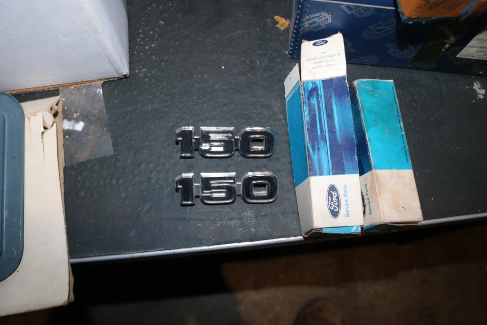 Nuevo de Lote Antiguo Ford 1975 hasta Econoline E-150 Emblema Par D5UZ-1125622 Foto 1 de 4