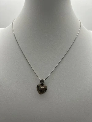 Colgante corazón hinchado de plata de ley vintage - incrustación de marcasita negra Foto 1 de 3
