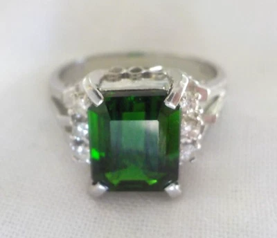 Anillo solitario de platino con diamantes de turmalina verde brillante - 5,60 gm, 5,5, 2,20 ctw Foto 1 de 4