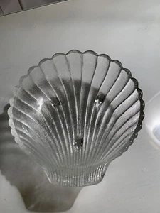 Glass Scalloped Shell Shaped Footed Frosted Dish 14.5cm diameter X 4.5cm deep - Picture 1 of 4