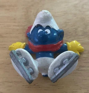 De colección 1979 Schleich Peyo Torpe Pitufo Caída Patines de Hielo Bufanda Roja - Imagen 1 de 2