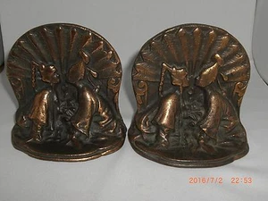 Sujetalibros antiguos Art Deco asiáticos para pareja de besos de hierro fundido alrededor de 1930 - Imagen 1 de 3