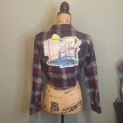 手工制作 Upcycled Grunge MTV 90 年代格子法兰绒裁剪纽扣衬衫红色小号 — 第 1/4 张图片