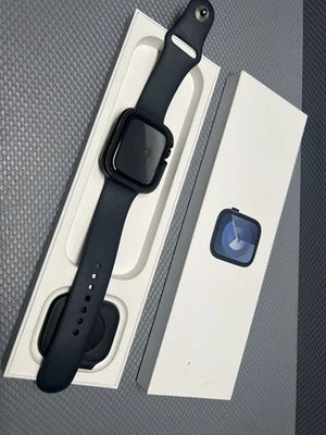 Apple Watch Series 9 45 • Aluminium • Mitternacht • GPS • Sportarmband • Schwarz - Bild 1 von 4