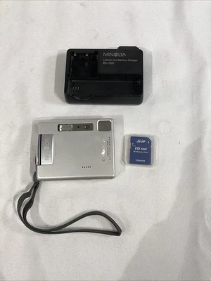 Cámara digital Minolta DiMAGE Xt 3,2 MP plateada con batería sin cargador sin probar Foto 1 de 4