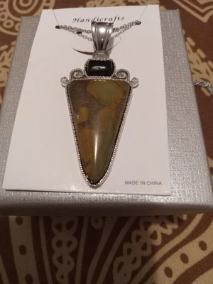 Colgante Punta de Flecha Bambú Jaspe en Tono Plateado con Collar de Acero Inoxidable 20" Foto 1 de 4