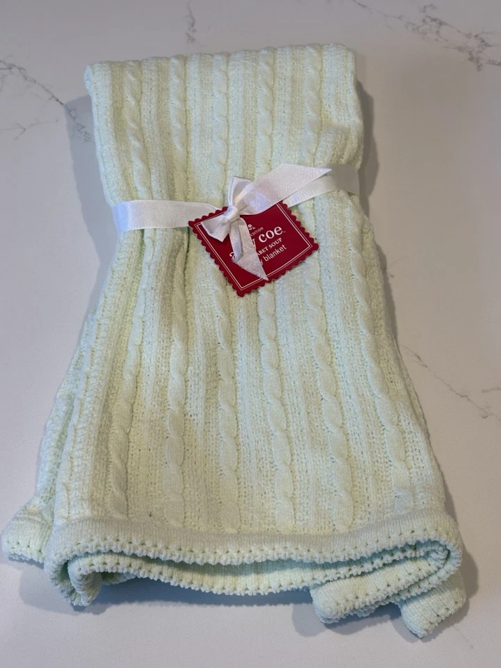 Manta de bebé Amy Coe verde pastel de chenilla tejida con cable edición limitada etiqueta roja Foto 1 de 4