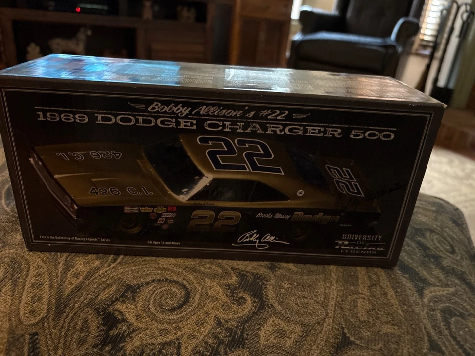 Cargador 500 1969 Bobby Allison University of Racing Legends sellado en caja Foto 1 de 1