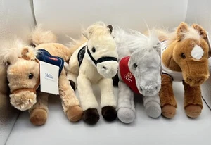 Lote DE 4 POZOS FARGO BANCO PONY CABALLO PELUCHE ANIMAL JUGUETE Nellie El Torro Bridget Sh - Imagen 1 de 23