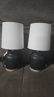 一对台灯黑色带棕褐色口音白色灯罩 — 第 1/3 张图片