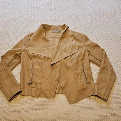 Chaqueta de moto Bagatelle para mujer mediana beige/caramelo imitación cuero cortina frontal abierta Foto 1 de 4