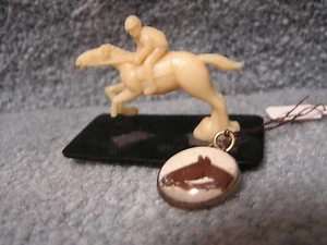 KONVOLUT VINTAGE PFERDEARTIKEL CELLULOID JOCKEY REVERSE KRISTALL PFERDE ANHÄNGER 50er JAHRE - Bild 1 von 2