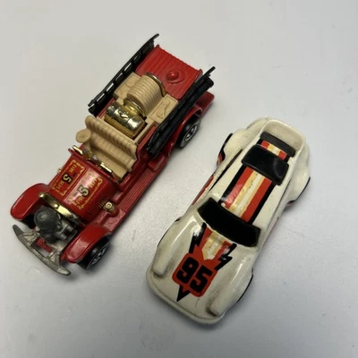2 autos fundidos a presión Hot Wheels de colección - camión de bomberos número 5 antiguo y Porsche 911 #95 Foto 1 de 4
