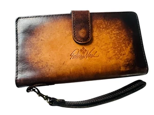 Muñequera Cartera Patricia Nash Valentia Cuero Liso Marrón Abotonada y Magnética - Imagen 1 de 9