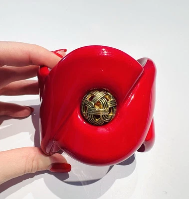 Brazalete ancho de resina roja Angela Caputi  Foto 1 de 3