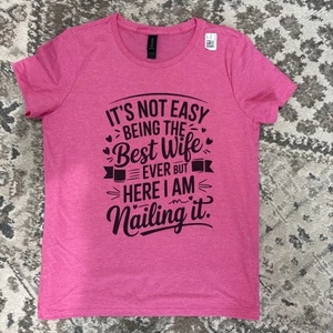 T-shirt unisex non è facile essere la moglie migliore di sempre ma eccomi qui che chiodo S - Foto 1 di 5