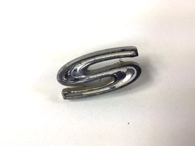 Pontiac LeMans 1967-1969 letra "S" emblema guardabarros OEM 67 68 69 Foto 1 de 4