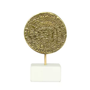 Phaistos oder Festos Scheibe, handgefertigte massive Messing auf weißer Marmorskulptur, 13,5 cm - Bild 1 von 3