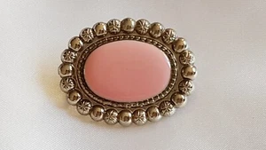 Brooch ~ Oval ~ Pink Centre ~ Silver Tone ~ Vintage - Picture 1 of 8