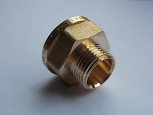 Reductor de boquilla de manguito IG 3/4" a 1/2" AG sellado plano por un lado - Imagen 1 de 2