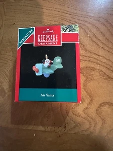 Adorno de Navidad miniatura vintage con sello Air Santa 1990 - Imagen 1 de 6
