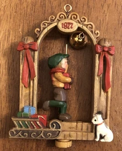 1977 Hallmark Andenken Ornament "Ring In The Holidays" - Weihnachten Junge Glocke Hund - Bild 1 von 5
