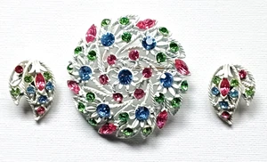 Vintage White Enamel & Multi-Color Rhinestone Flower Brooch & Earrings - Bild 1 von 4