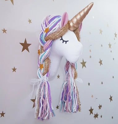Cabeza de unicornio montaje en pared felpa imitación taxidermia decoración de guardería estrellas doradas trenzas Foto 1 de 4