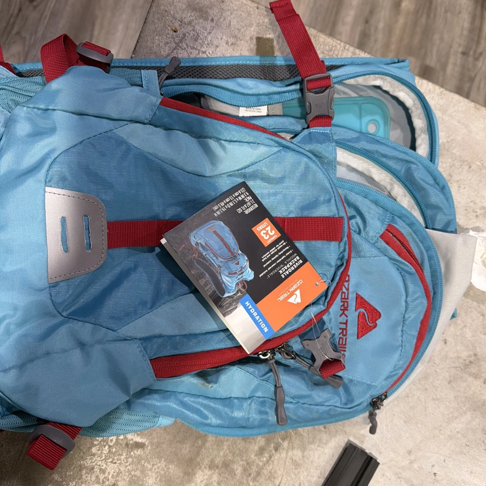 全新带标签 Ozark Trail OT 23L Riverdale 背包 日间包 水化 红色 蓝色 $25.00 — 第 1/4 张图片