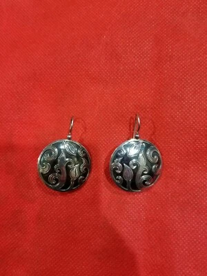 Redonda superpuesta de plata de ley Silpada Nepal... Hermosa. Foto 1 de 3