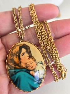 Vintage Madonna Mary & Child Jesus Acrylic Oval Gold Tone Pendant Necklace 23" - Picture 1 of 7
