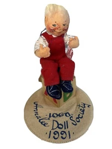 ANNALEE DOLL SOCIETY 1991 LEYENDO LOGOTIPO DE NIÑO - SENTADO EN LIBROS Y BLOQUE - Imagen 1 de 8