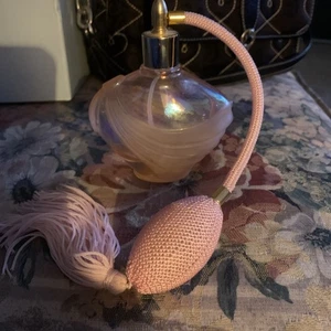 Bottiglia profumo vintage in vetro rosa satinato vorticoso con nappa atomizzatore - Foto 1 di 5