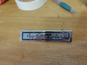 Valiant By Chrysler Badge w/ Pins - Foto 1 di 4