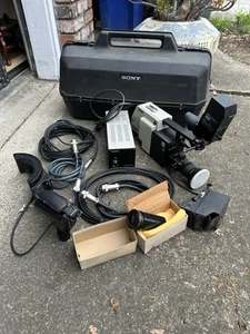Cámara de video Sony DXC-1800 Trinicon color con estuche cables adaptador de cámara y extras - Imagen 1 de 16